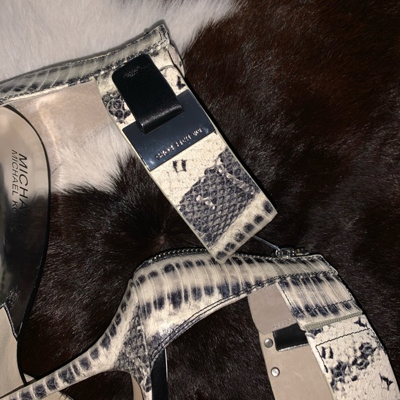 MICHAEL KORS GIULIANA OPEN TOE SANDALS - Picture 4 of 7